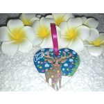 Kézzel festett szív alakú kísérőkártya és hűtőmágnes egyben "Szarvas égővel"