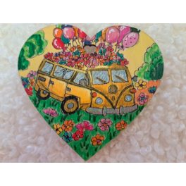   Kézzel festett szív alakú kísérőkártya és hűtőmágnes egyben "VW busz"